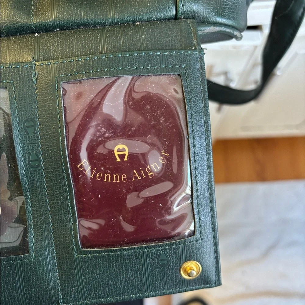 Etienne Aigner vintage hunter green bucket bag. - Picture 7 of 12